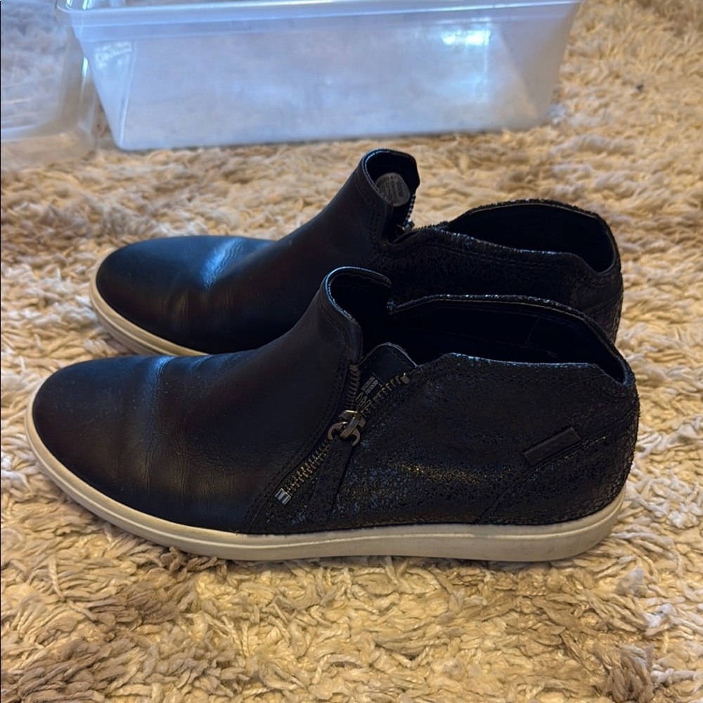 Ecco Black Athletic Shoes - Picture 2 of 7